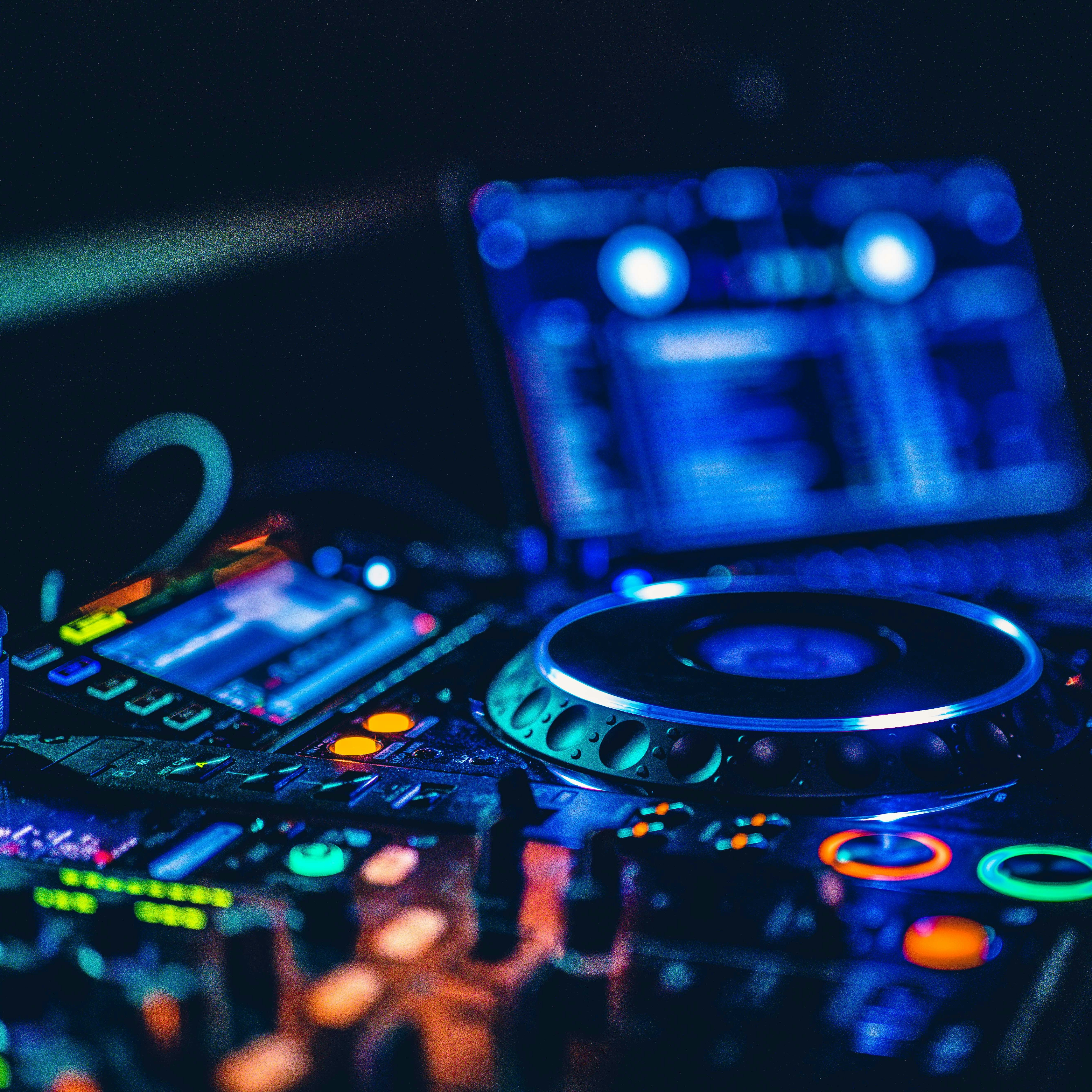 DJ